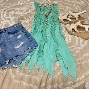 Size Medium Vivid Collections of NY aqua/turquoise crochet tank top Style 8276